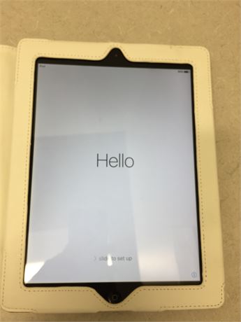 iPad 2 Silver, 512 MB RAM, 16GB Flash Storage with a case and bluetooth keyboard