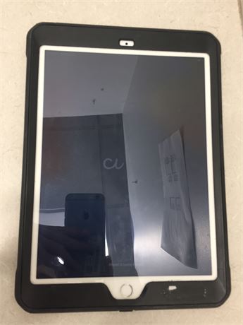 iPad Air 2 Silver with a case, 2GB RAM, 128 GB Flash Storage