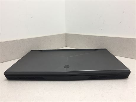 Alienware 17 R4 -Intel CORE I7-7820HK 2.90 GHZ 8GB RAM NO Drive NO OS